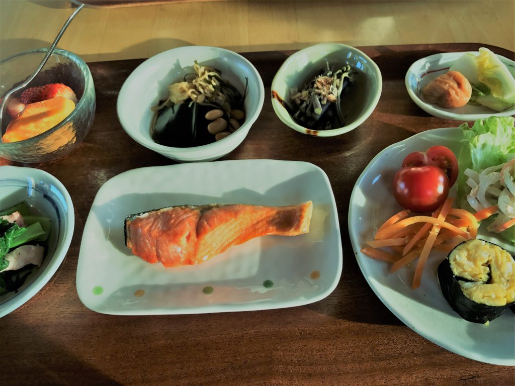 シャケや野菜や煮物などの朝食